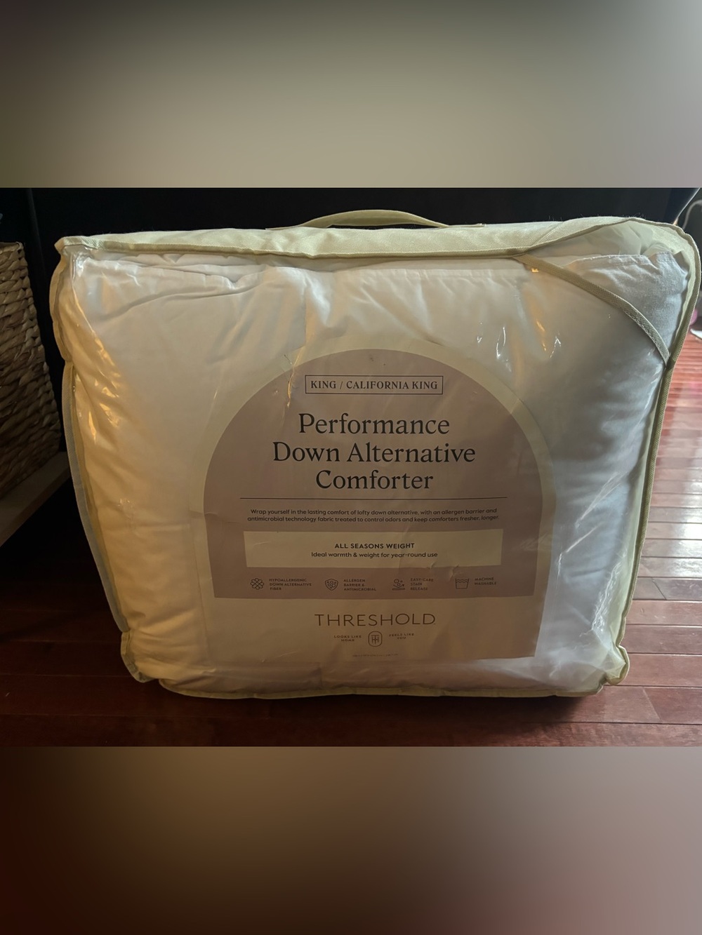 Threshold White Performance Down Alternative Comforter All Seasons King/Cali NEW